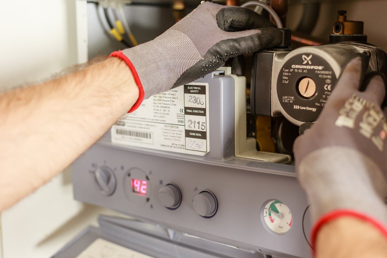 tecncico che fa il bollino ad una caldaia a condensazione